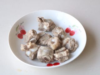 4、排骨炖白萝卜,捞出后，清水再次冲洗几次；