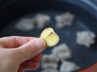 6、排骨炖白萝卜,放入2片姜，大火烧开转小火炖煮；