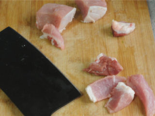 2、红烧排骨,我买的这块排骨肉太多，我不太喜欢，将肉切去一点另做其他的菜