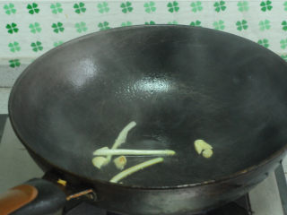 7、红烧排骨,另起锅，炒香葱姜片