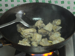 8、红烧排骨,将排骨倒进去翻炒至水份变干