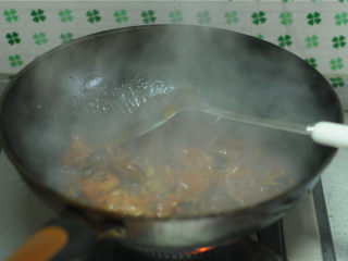 11、红烧排骨,盖上锅盖大火烧开后中火焖煮20分钟左右