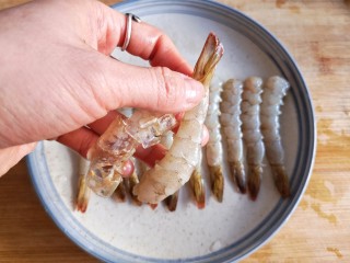 3、千丝万缕虾,去头，去壳，去虾线，留虾尾。