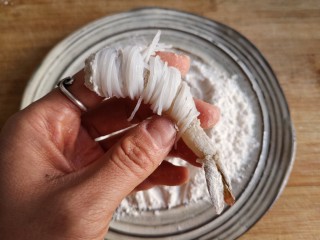 6、千丝万缕虾,然后再用粉丝把虾包裹起来。（像不像木乃伊？）