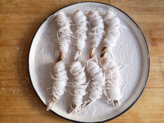 7、千丝万缕虾,缠好粉丝的虾放在盘中等待下油锅。