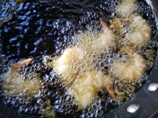 9、千丝万缕虾,炸至浅黄色后捞出。