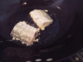 5、糖醋带鱼,锅里多放些油，烧到七成热放入鱼煎炸。