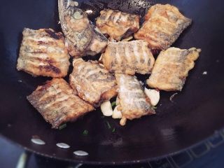 8、糖醋带鱼,放上煎熟的鱼段。