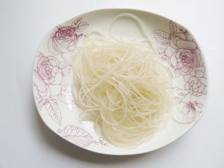 4、猪肉炖冬瓜粉条,粉丝提前泡发好