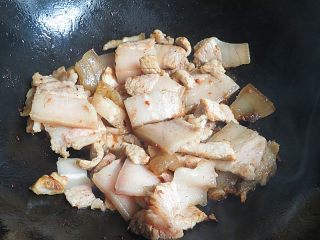 6、猪肉炖冬瓜粉条,猪肉下入热锅煎一会儿，煎至锅内出油肉两面微微金黄