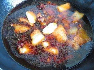 8、猪肉炖冬瓜粉条,放入蒜头、八角后，加2碗水中火炖大约8分钟