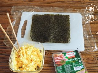 4、5分钟口袋饭团,先铺一层保鲜膜,然后上面铺一层海苔