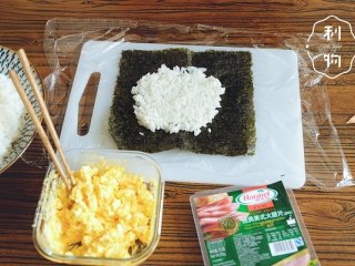5、5分钟口袋饭团,将米饭平铺在海苔中心