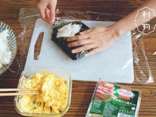 9、5分钟口袋饭团,.把海苔四个角对折包紧,最后从中间切开