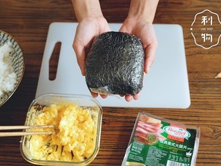 10、5分钟口袋饭团,包得越紧越好,再轻轻压一压