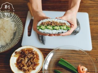 15、5分钟口袋饭团,将海苔四个角对折包紧,要记住秋葵摆放的方向,横截面切开