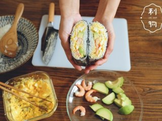 20、5分钟口袋饭团,将海苔四个角对折包紧,要记住虾肉的方向,横截面切开