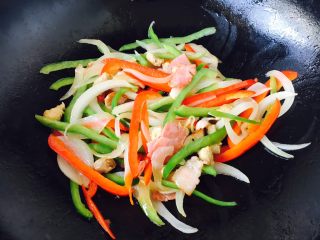 6、上班族的最爱 快手 黑胡椒意面,放入炒好的青红椒丝和洋葱丝