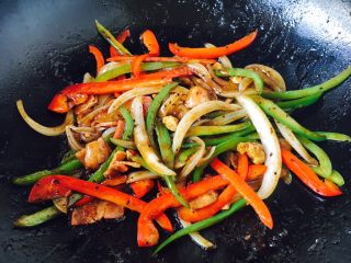 8、上班族的最爱 快手 黑胡椒意面,翻炒均匀