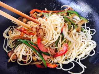 9、上班族的最爱 快手 黑胡椒意面,倒入煮好的意面，再加入50g的水，中火炒制，收汁即可。