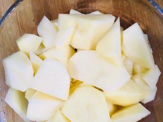 2、肉末土豆泥,土豆洗净去皮切成小块备用