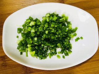 4、肉末土豆泥,葱切葱花备用