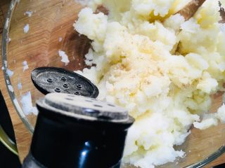 9、肉末土豆泥,放入胡椒粉拌匀
