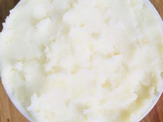 10、肉末土豆泥,小碗抹油后把土豆泥放进去