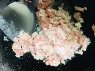 14、肉末土豆泥,倒入肉末炒至变色