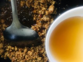 17、肉末土豆泥,放入适量的料酒炒匀