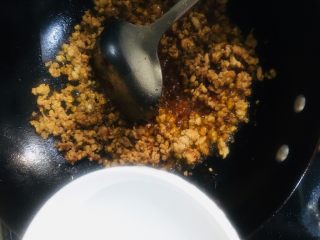 18、肉末土豆泥,加入水淀粉炒至汤汁浓稠