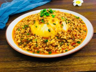 21、肉末土豆泥,将炒好的肉末淋在土豆泥上，撒上葱花即可享用了。