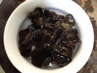 1、蚝油双菇,木耳提前泡发，洗净掰成小朵