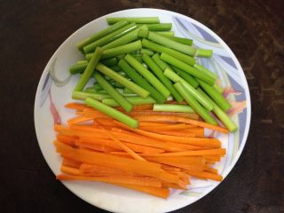 2、蚝油双菇,蒜苔切段、胡萝卜切丝