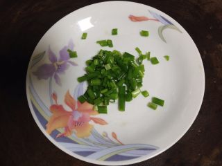 3、蚝油双菇,香葱切碎