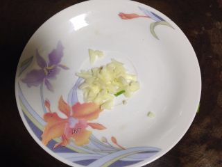 4、蚝油双菇,大蒜切末