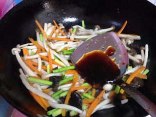 11、蚝油双菇,下入蚝油炒匀关火（可以尝一下味道自由调节一下）