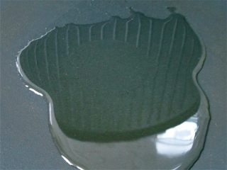 6、面条鸡蛋饼,电饼铛预热后加入少许油