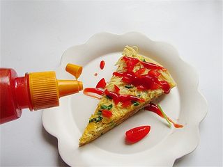 11、面条鸡蛋饼,还可以挤一些番茄酱或老酱一起同食更是美味