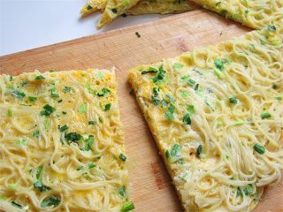 10、面条鸡蛋饼,切块装盘