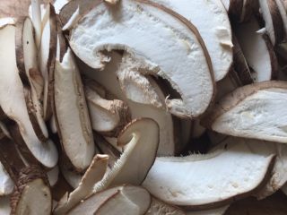 2、下饭菜香菇榨菜炒肉丝,香菇切片