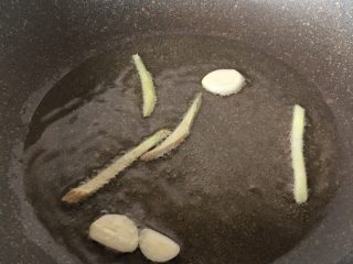 5、下饭菜香菇榨菜炒肉丝,姜丝和蒜头放油锅炒香后捞出