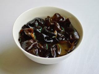 2、鱼香肉丝,木耳用温水泡发