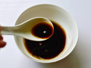 7、鱼香肉丝,取一个碗，加入生抽、料酒、香醋、白糖