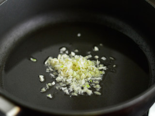 9、鱼香肉丝,锅里烧热油，放入姜蒜爆香