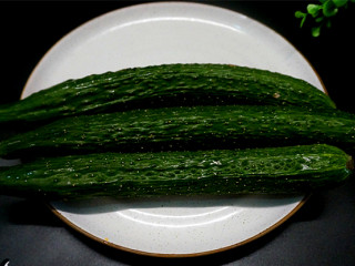 1、私房凉拌黄瓜,凉拌的黄瓜一定要选择嫩一点的，昨天去的时候运气还真不赖