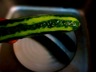 2、私房凉拌黄瓜,买回来的黄瓜清洗干净，上面有小小的刺青青的刮掉，用刮皮刀去掉三分之一的皮，可以随意的刮哦，【当然如果是依据自己口味的全部去皮或者不去皮也是可以的】