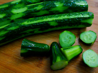 3、私房凉拌黄瓜,用刀去掉头尾，【这部分的通常有些苦苦的，而且干煸不好看，所以啊去掉为好】