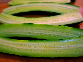 4、私房凉拌黄瓜, 再将黄瓜一分为二，切的时候要从中间分哦