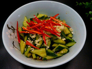 11、私房凉拌黄瓜, 在放入蒜蓉和辣椒丝儿拌匀之后放入冰箱冷藏10到15分钟左右